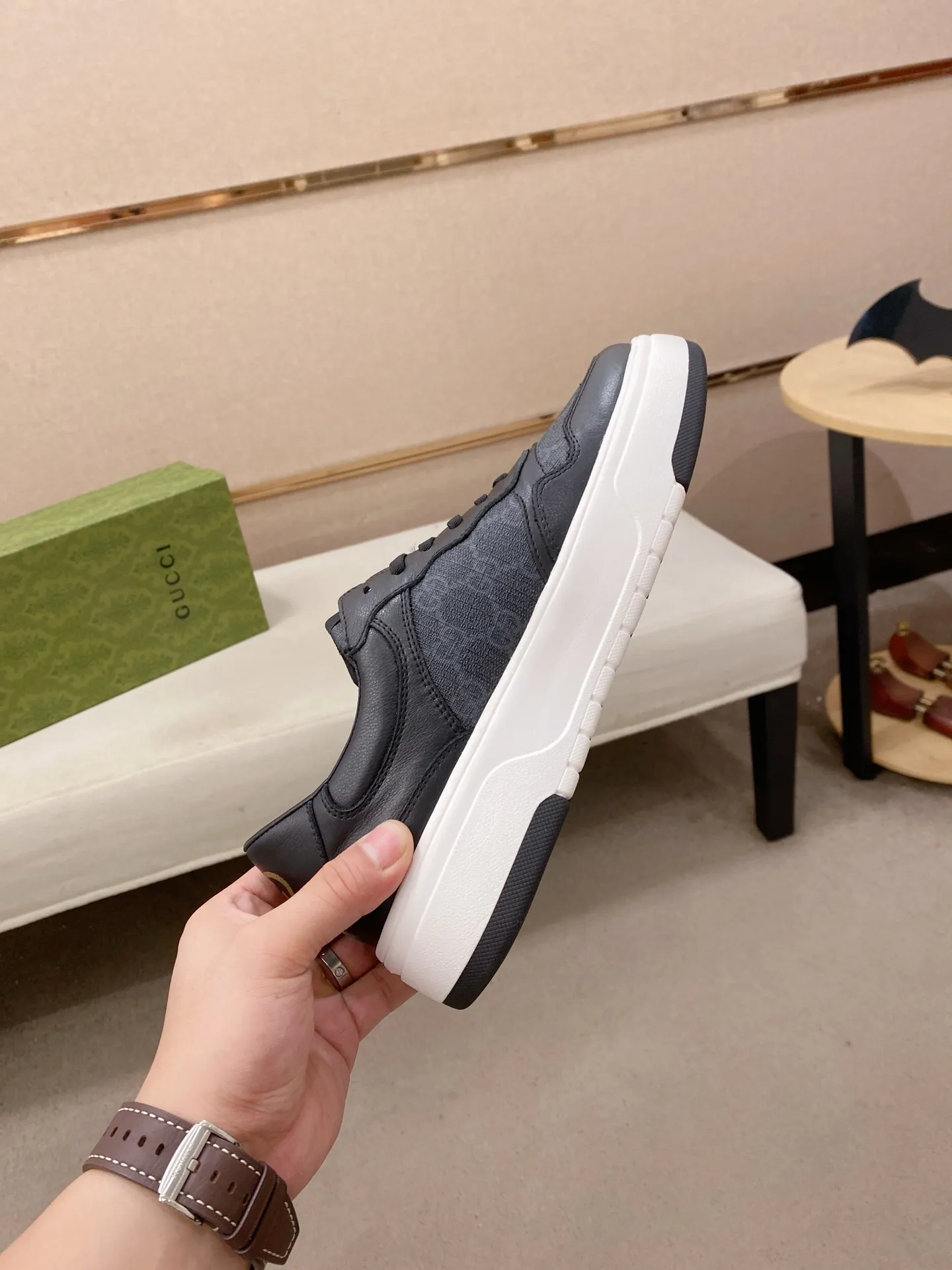 Men's shoes 💰 440 💰 High-quality new GUCCI counters are launched simultaneously. The new men's shoes, 😘fabrics are selected from imported cowhide, and the lining is sheepskin lining. 👍🏿 High-end ☄️ air-cushion molded anti-slip rubber outsole, exquisite lines, simple and elegant, comfortable and high-end for leisure travel. Code number: 38 to 44 (45 can be customized and cannot be returned or exchanged)